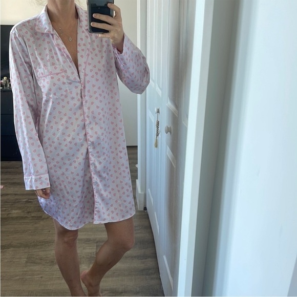 Tabitha Webb Soft Girl valentine satin button down satin sleep shirt heart print - Picture 2 of 9